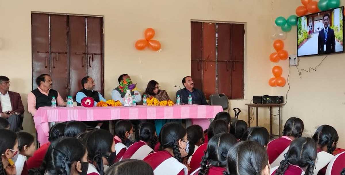 परीक्षा पे चर्चा कार्यक्रम में बच्चों के साथ राजनीतिक पार्टी के लोग हुए शामिल